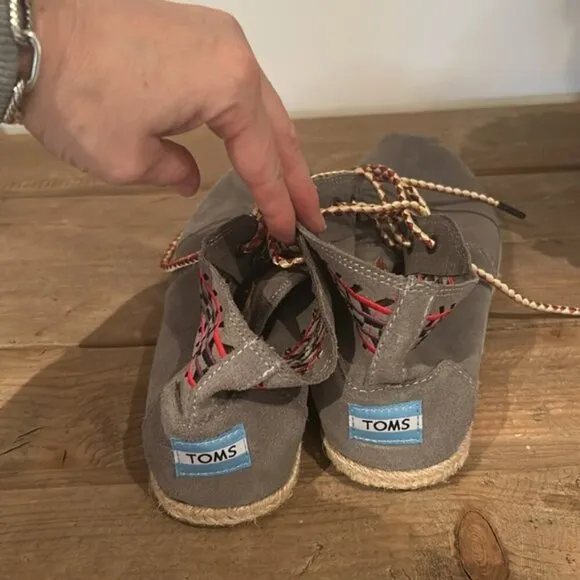 TOMS embroidered lace up shoes Size 8.5”