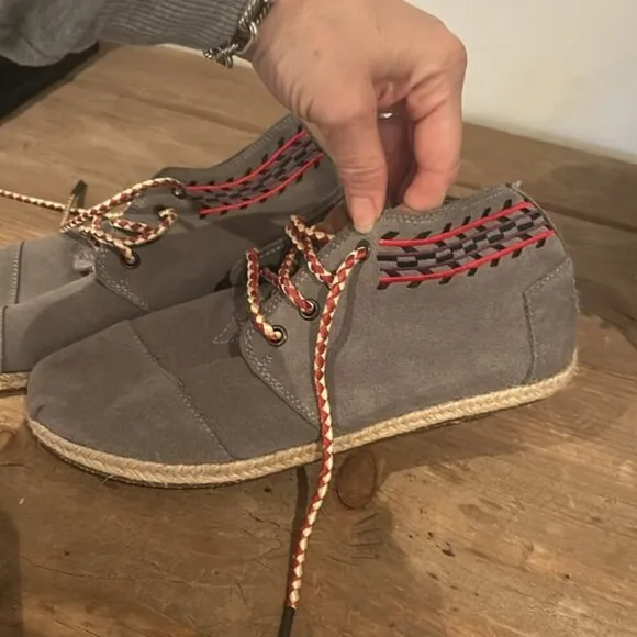 TOMS embroidered lace up shoes Size 8.5”