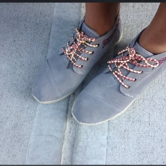 TOMS embroidered lace up shoes Size 8.5”