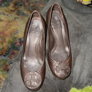 Tory Burch Dark Brown Leather Wedge Shoes Classic Everyday Wear Business Size 5