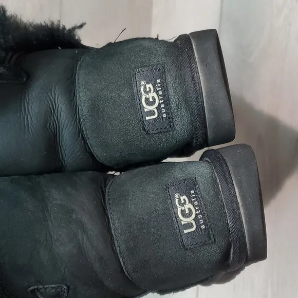 Ugg Australia Women Classic 5803 Sheepskin Bailey Button II Boots shoes sz 7