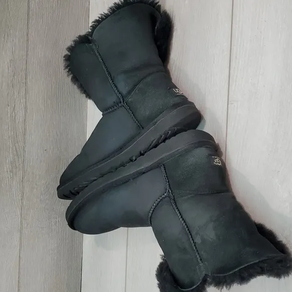Ugg Australia Women Classic 5803 Sheepskin Bailey Button II Boots shoes sz 7