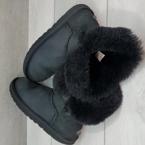 Ugg Australia Women Classic 5803 Sheepskin Bailey Button II Boots shoes sz 7