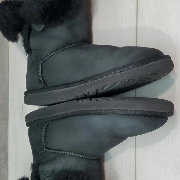 Ugg Australia Women Classic 5803 Sheepskin Bailey Button II Boots shoes sz 7