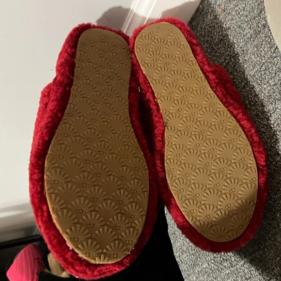 UGG Fluff Yeah Slide Samba Red Kids Size 6