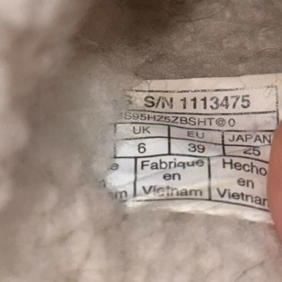 Ugg fluffy platform slippers in cream | Sz 8.5/39