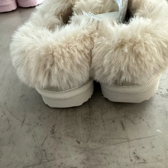 UGG like kids slippers! Faux fur- comfy cozy and oh so cute! Zoom in for more;