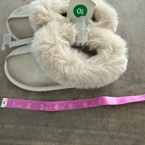 UGG like kids slippers! Faux fur- comfy cozy and oh so cute! Zoom in for more;