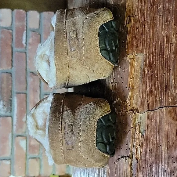 UGG MOCCASINS