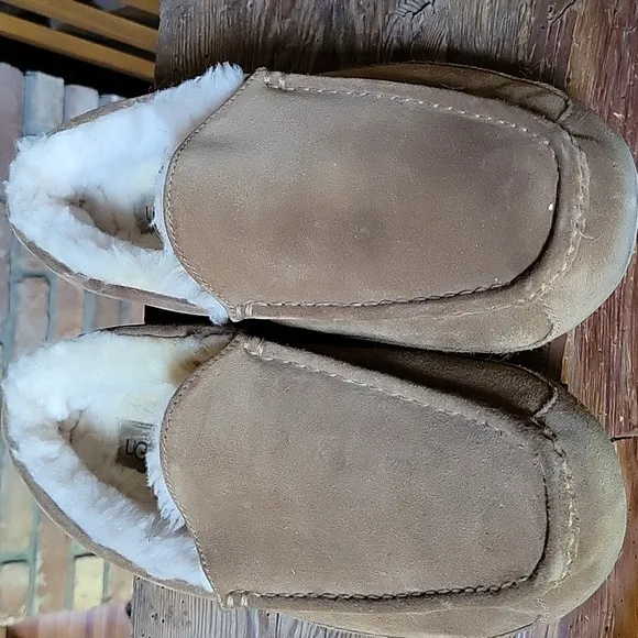 UGG MOCCASINS