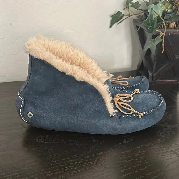 UGG Woman’s Alena Blue Suede Slip on Moccasin Shoe with Fur Lining, Bow Size 11