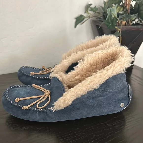 UGG Woman’s Alena Blue Suede Slip on Moccasin Shoe with Fur Lining, Bow Size 11