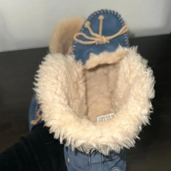 UGG Woman’s Alena Blue Suede Slip on Moccasin Shoe with Fur Lining, Bow Size 11