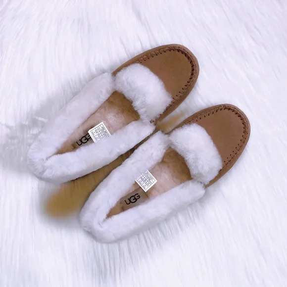 UGG Women’s Dakota Spill Seam Chestnut Moccasin Slippers