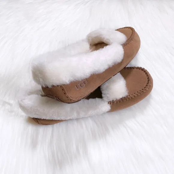 UGG Women’s Dakota Spill Seam Chestnut Moccasin Slippers