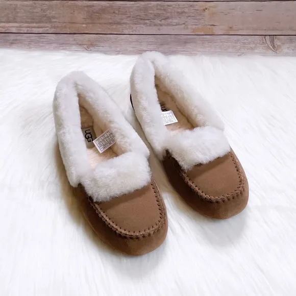 UGG Women’s Dakota Spill Seam Chestnut Moccasin Slippers