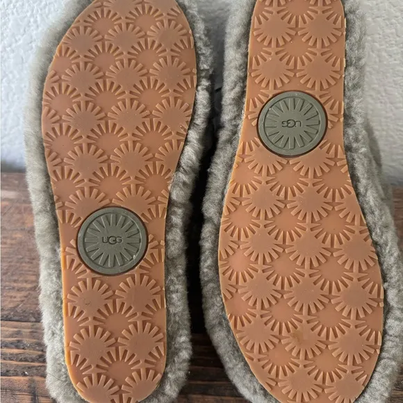 UGG Women's Fluffy Olive Slippers