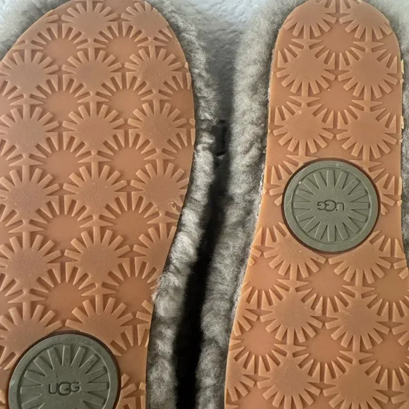 UGG Women's Fluffy Olive Slippers