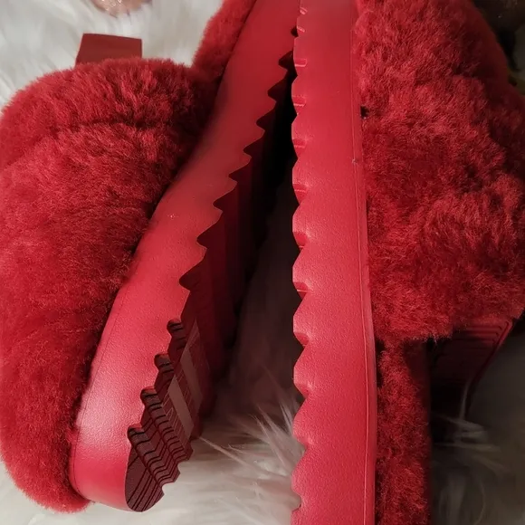UGG Women's UGG Super Fluff Slippers Brand new