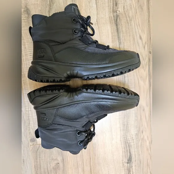 UGG Yose Puffer Lace, size US 9.5