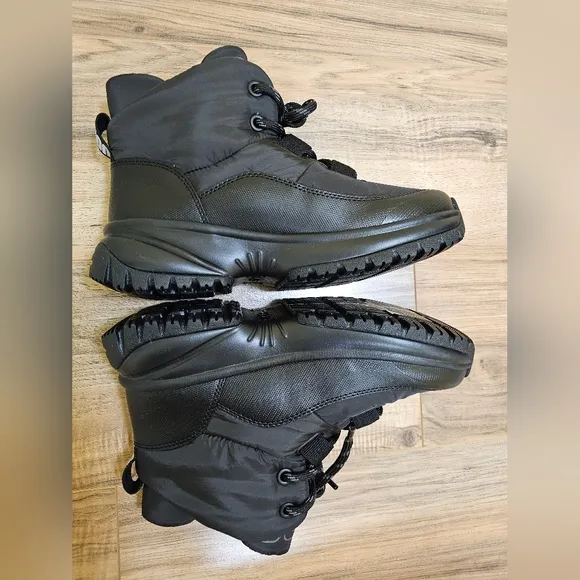 UGG Yose Puffer Lace, size US 9.5