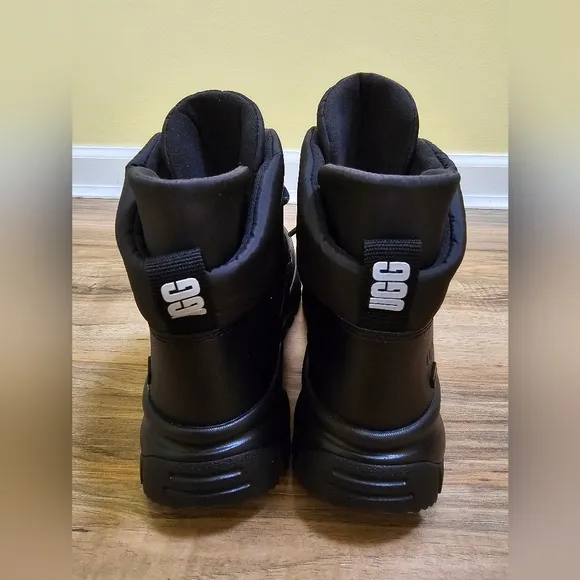 UGG Yose Puffer Lace, size US 9.5