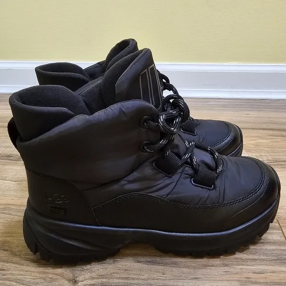 UGG Yose Puffer Lace, size US 9.5