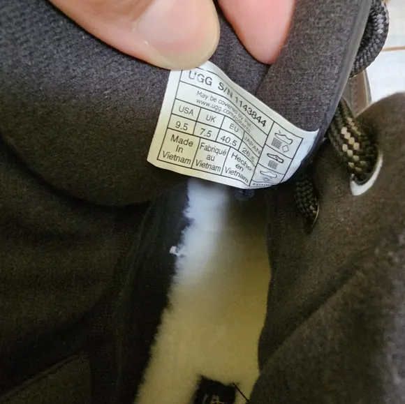 UGG Yose Puffer Lace, size US 9.5