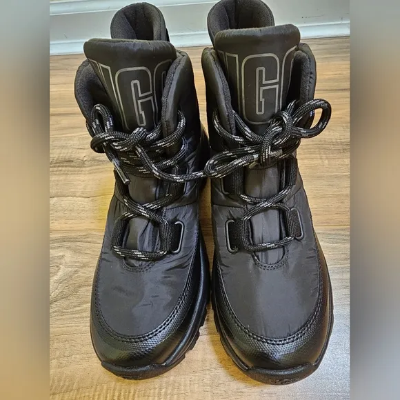 UGG Yose Puffer Lace, size US 9.5