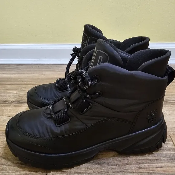 UGG Yose Puffer Lace, size US 9.5