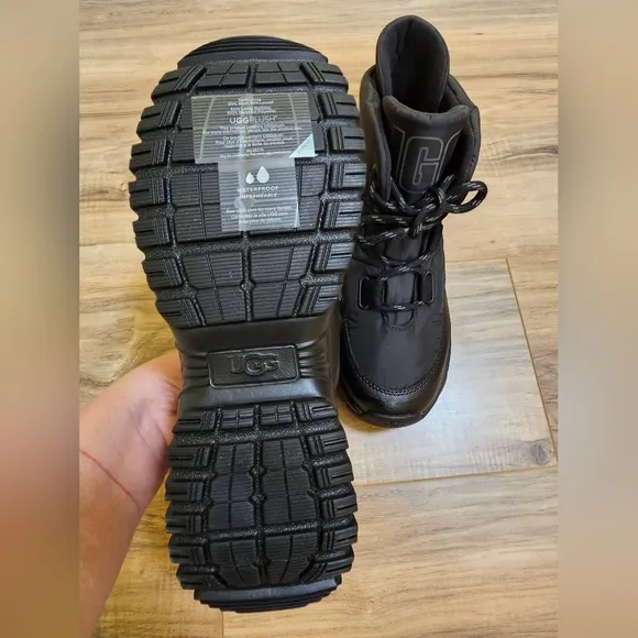 UGG Yose Puffer Lace, size US 9.5