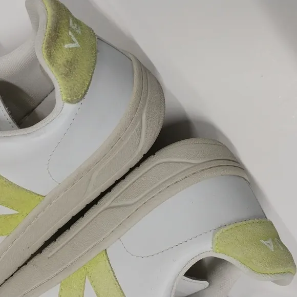 Veja V12 Sneakers