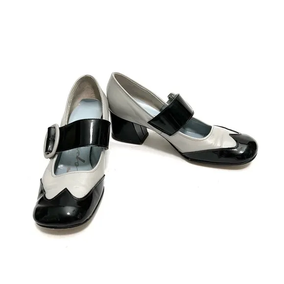 Vintage 1960s gray and black leather mod wingtip heeled Mary Jane shoes