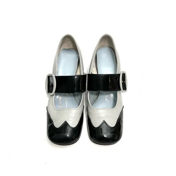 Vintage 1960s gray and black leather mod wingtip heeled Mary Jane shoes
