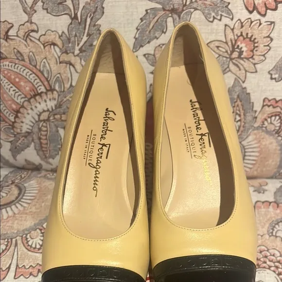 Vintage Salvatore Ferragamo cream  and Black classic pumps