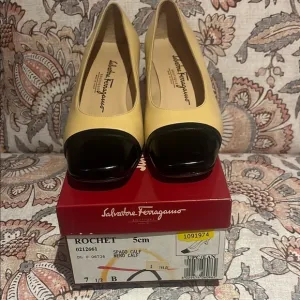 Vintage Salvatore Ferragamo cream  and Black classic pumps