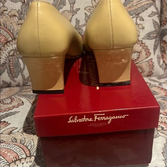 Vintage Salvatore Ferragamo cream  and Black classic pumps