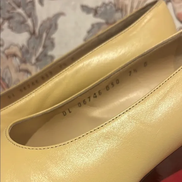 Vintage Salvatore Ferragamo cream  and Black classic pumps