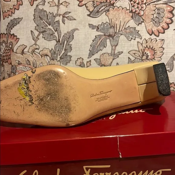 Vintage Salvatore Ferragamo cream  and Black classic pumps