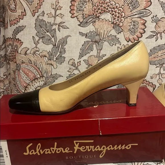 Vintage Salvatore Ferragamo cream  and Black classic pumps