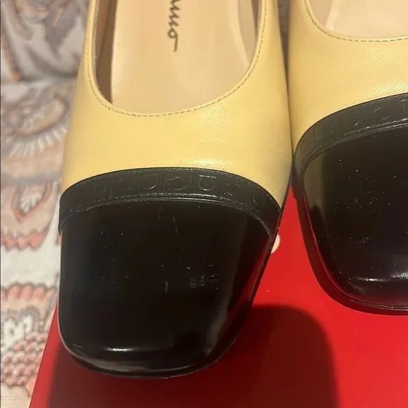 Vintage Salvatore Ferragamo cream  and Black classic pumps