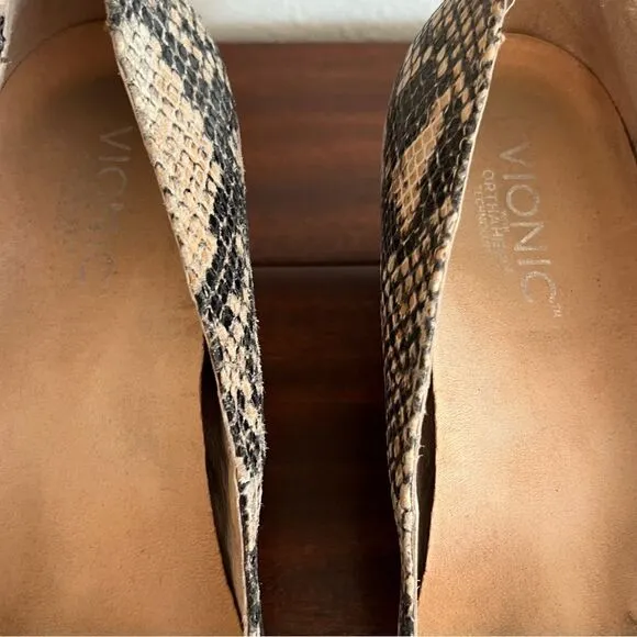 Vionic Antonia Embossed Leather Close Toe Wedges. Size 9. Great Condition!!