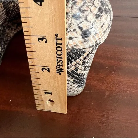 Vionic Antonia Embossed Leather Close Toe Wedges. Size 9. Great Condition!!