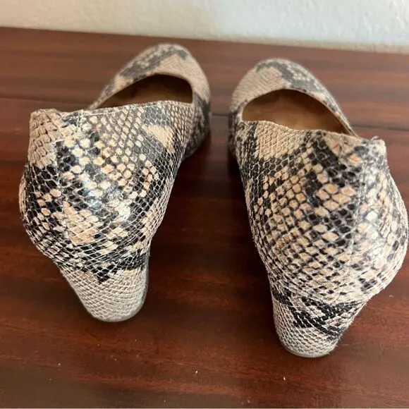 Vionic Antonia Embossed Leather Close Toe Wedges. Size 9. Great Condition!!