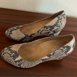 Vionic Antonia Embossed Leather Close Toe Wedges. Size 9. Great Condition!!