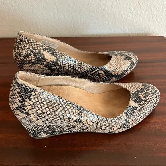 Vionic Antonia Embossed Leather Close Toe Wedges. Size 9. Great Condition!!
