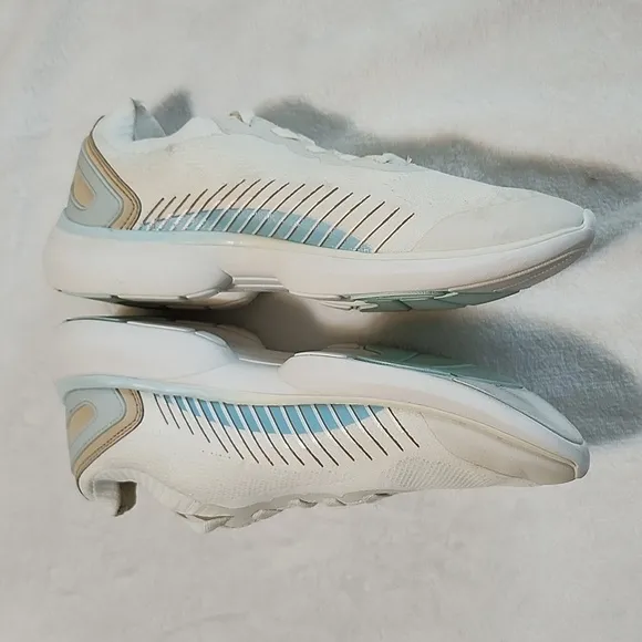 Vionic Embolden Marshmallow white pale blue knit support  sneaker Women'…