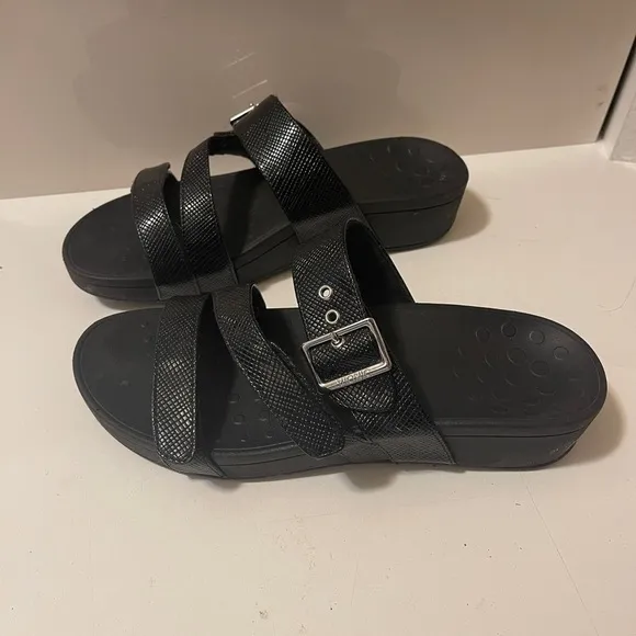 Vionic Pacific Rio Lizard Black Size 11.  in great conditions