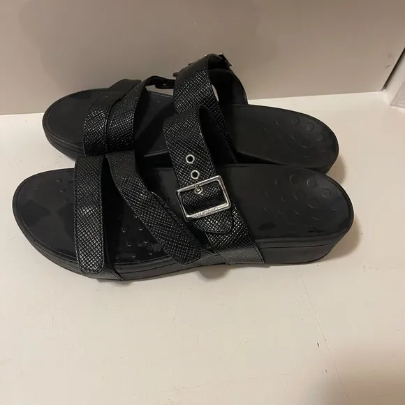 Vionic Pacific Rio Lizard Black Size 11.  in great conditions