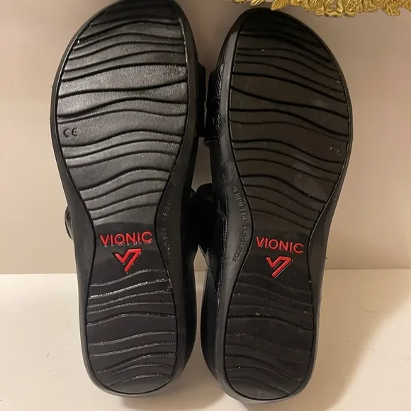Vionic Pacific Rio Lizard Black Size 11.  in great conditions